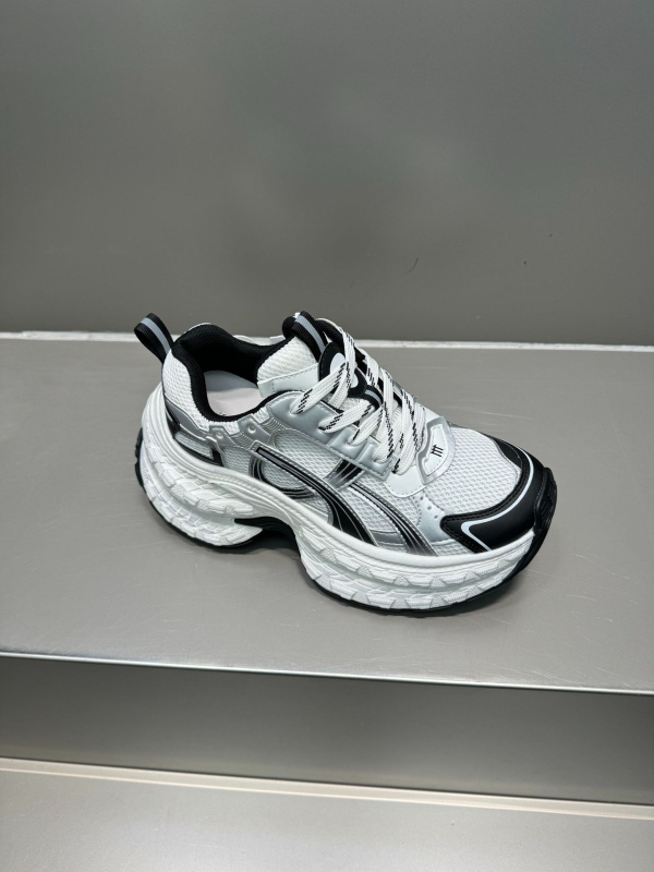 Ženske tenisice u stilu dad sneakers s gornjim dijelom od umjetne kože i tekstila, okrugli vrh, ravna peta, vezanje šnalama