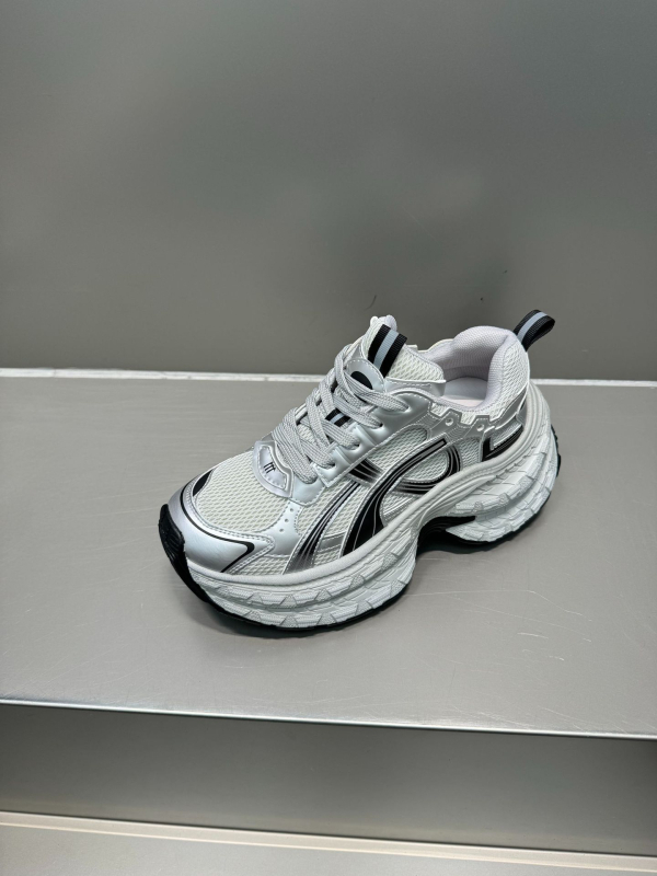 Ženske tenisice u stilu dad sneakers s gornjim dijelom od umjetne kože i tekstila, okrugli vrh, ravna peta, vezanje šnalama
