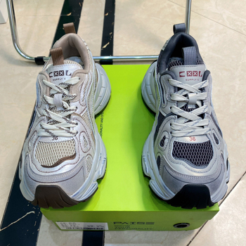 Cipele oblika T s mačjim petama, visina pete 0–1 cm, otvor iznad 11 cm, unisex