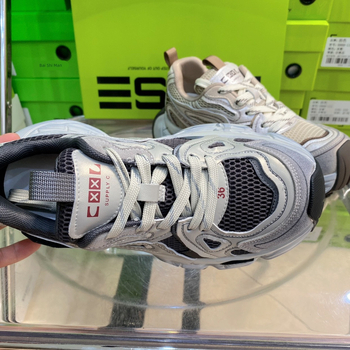 Cipele oblika T s mačjim petama, visina pete 0–1 cm, otvor iznad 11 cm, unisex