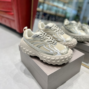 Adidași unisex gri, înălțimea tocului 6–8 cm, talpă din cauciuc, vârf rotund, căptușeală din plasă, șireturi frontale