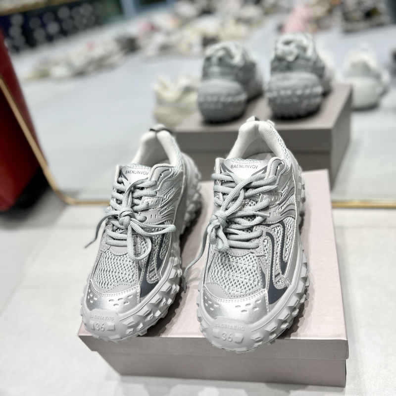 Adidași unisex gri, înălțimea tocului 6–8 cm, talpă din cauciuc, vârf rotund, căptușeală din plasă, șireturi frontale