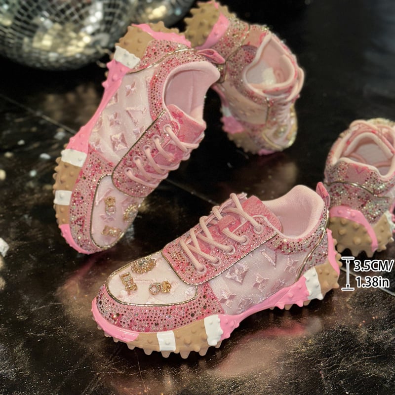 Pantofi sport pentru femei tip dad shoes, partea superioară din plasă, imprimeu cu litere, talpă din cauciuc, toc wedge 3–5 cm, șireturi