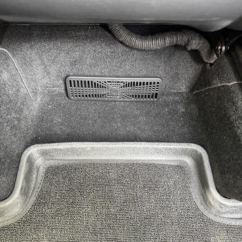 Tesla Model Y 2025 Obnovljeno izdanje – zaštitni poklopac donjeg izlaza zraka sjedala (plastika, model HXYG)