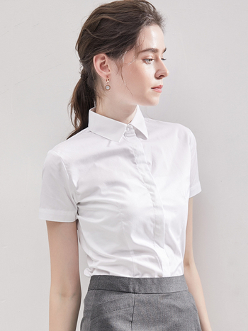 Дамска риза от вискоза с къс ръкав, без нужда от гладене, с яка на ризата и бродиран логотип.