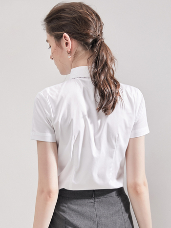 Дамска риза от вискоза с къс ръкав, без нужда от гладене, с яка на ризата и бродиран логотип.