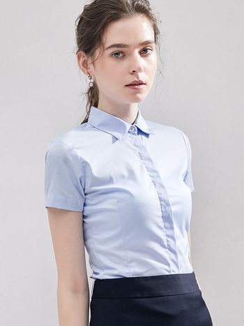 Дамска риза от вискоза с къс ръкав, без нужда от гладене, с яка на ризата и бродиран логотип.