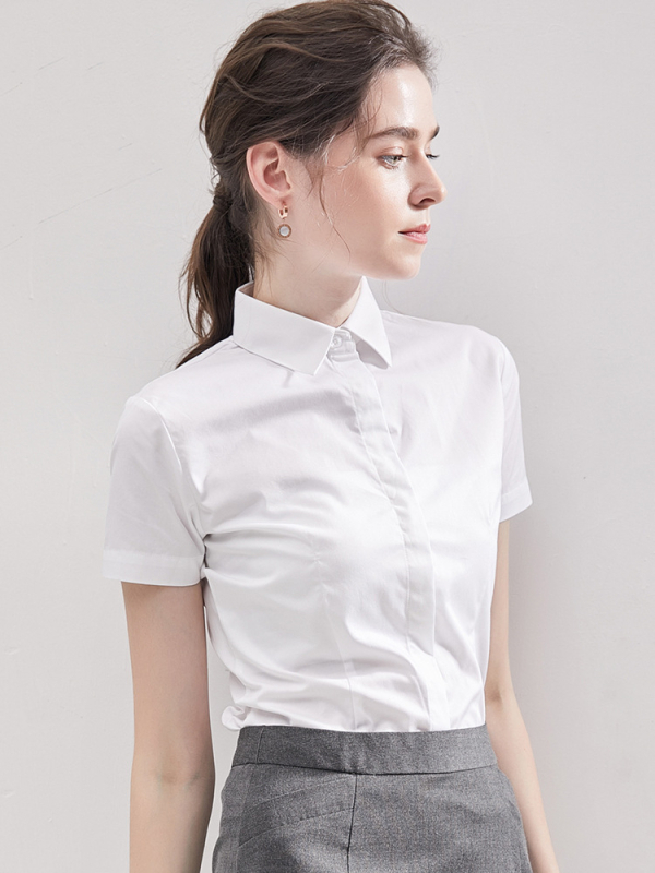 Дамска риза от вискоза с къс ръкав, без нужда от гладене, с яка на ризата и бродиран логотип.