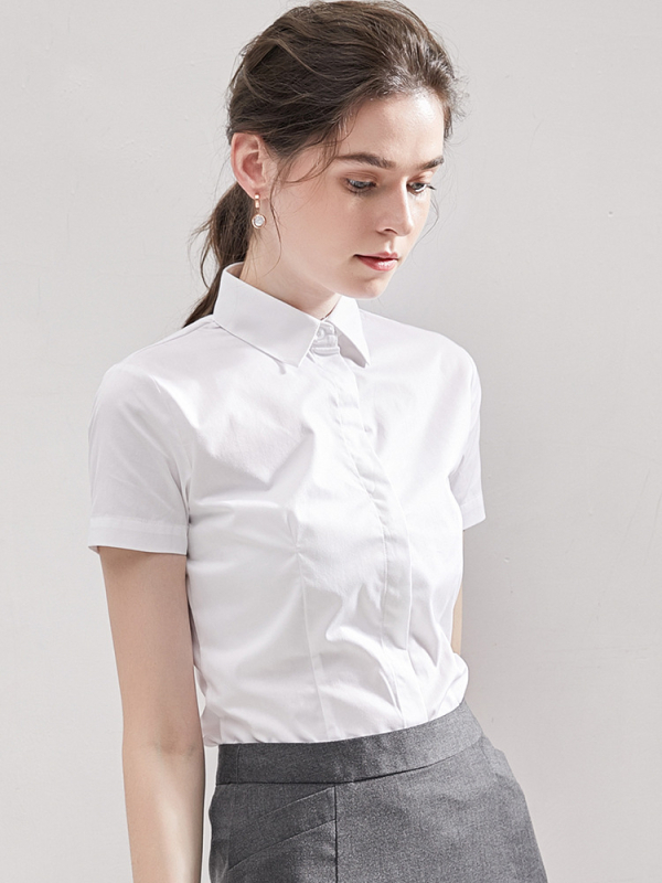 Дамска риза от вискоза с къс ръкав, без нужда от гладене, с яка на ризата и бродиран логотип.