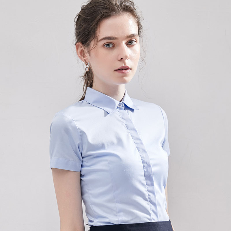 Дамска риза от вискоза с къс ръкав, без нужда от гладене, с яка на ризата и бродиран логотип.