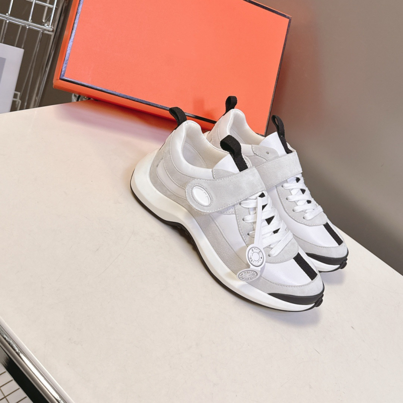Ženske tenisice s debelim potplatom i Velcro zatvaračem, gornji dio od prave kože s mat završetkom, Velcro zatvarač, anti-slip gumeni potplat, EVA srednji sloj