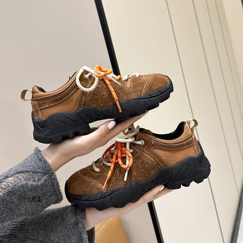 Ženske planinarske cipele: gornji dio od kravlje velur i Oxford platna, gumena potplata, srednja visina peta 3-5 cm, zaobljen vrh, kopčanje na vezanje sprijeda