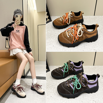 Ženske planinarske cipele: gornji dio od kravlje velur i Oxford platna, gumena potplata, srednja visina peta 3-5 cm, zaobljen vrh, kopčanje na vezanje sprijeda