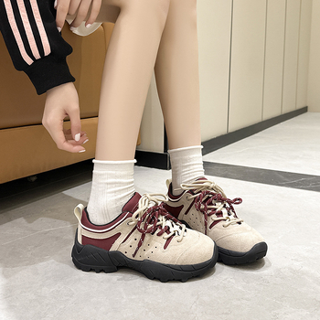 Ženske planinarske cipele: gornji dio od kravlje velur i Oxford platna, gumena potplata, srednja visina peta 3-5 cm, zaobljen vrh, kopčanje na vezanje sprijeda