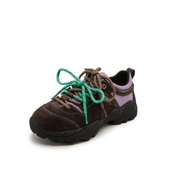 Ženske planinarske cipele: gornji dio od kravlje velur i Oxford platna, gumena potplata, srednja visina peta 3-5 cm, zaobljen vrh, kopčanje na vezanje sprijeda