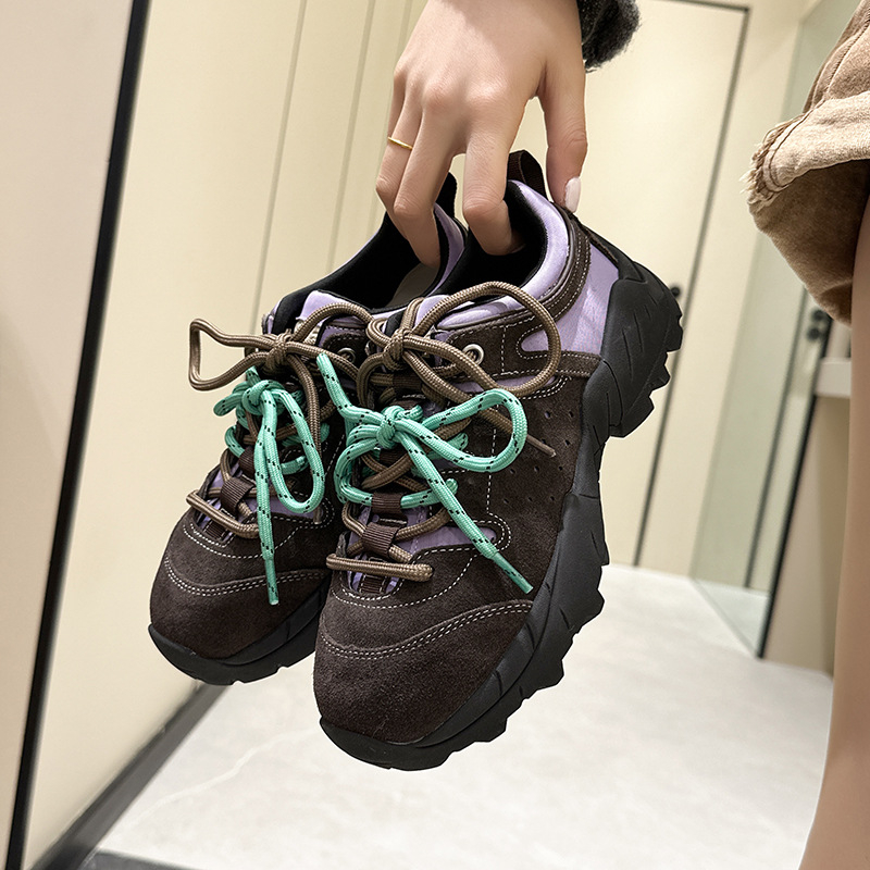 Ženske planinarske cipele: gornji dio od kravlje velur i Oxford platna, gumena potplata, srednja visina peta 3-5 cm, zaobljen vrh, kopčanje na vezanje sprijeda