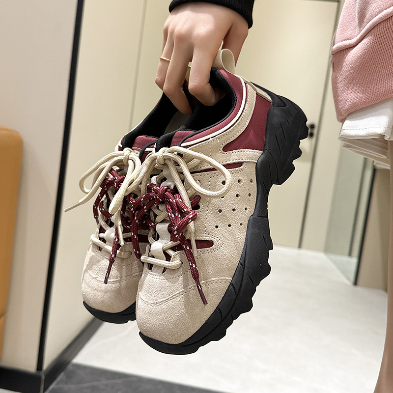 Ženske planinarske cipele: gornji dio od kravlje velur i Oxford platna, gumena potplata, srednja visina peta 3-5 cm, zaobljen vrh, kopčanje na vezanje sprijeda