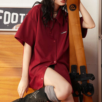 Ženska košulja s kratkim rukavima, nepravilnog kroja, poliester, polo ovratnik, kopčanje na jedan red