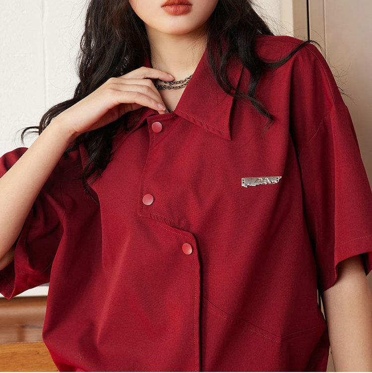 Ženska košulja s kratkim rukavima, nepravilnog kroja, poliester, polo ovratnik, kopčanje na jedan red