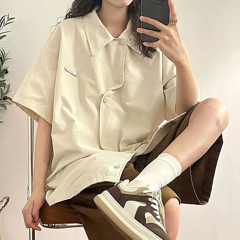 Ženska košulja s kratkim rukavima, nepravilnog kroja, poliester, polo ovratnik, kopčanje na jedan red