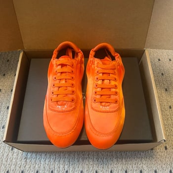 Αθλητικά παπούτσια, κλασικό ρετρό στυλ, επάνω μέρος από μεταξωτό ύφασμα, εσωτερική επένδυση από γνήσιο μαλλί προβάτου, PHYLON μεσαία σόλα, εξωτερική σόλα από καουτσούκ, κορδόνια