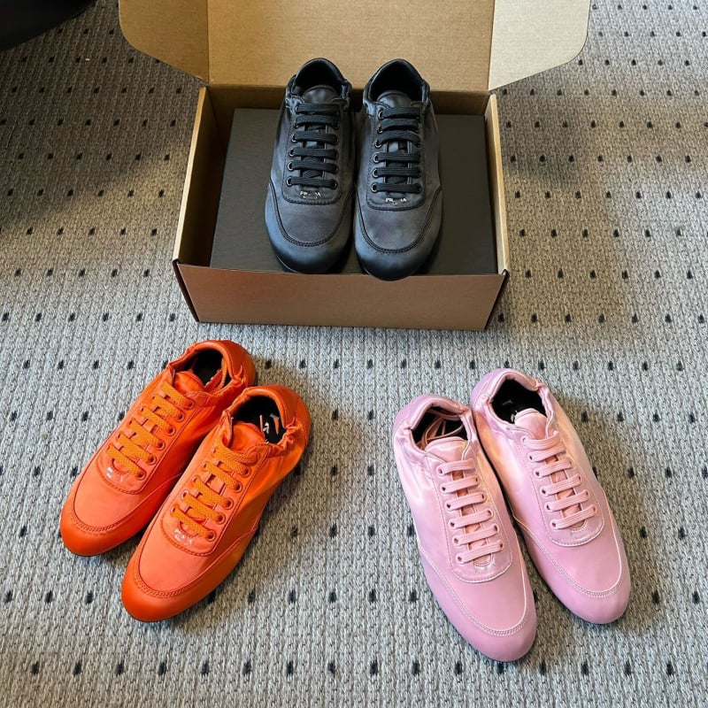 Αθλητικά παπούτσια, κλασικό ρετρό στυλ, επάνω μέρος από μεταξωτό ύφασμα, εσωτερική επένδυση από γνήσιο μαλλί προβάτου, PHYLON μεσαία σόλα, εξωτερική σόλα από καουτσούκ, κορδόνια