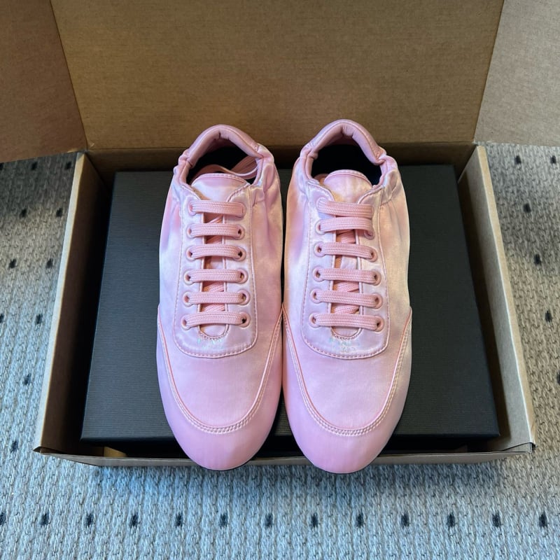 Αθλητικά παπούτσια, κλασικό ρετρό στυλ, επάνω μέρος από μεταξωτό ύφασμα, εσωτερική επένδυση από γνήσιο μαλλί προβάτου, PHYLON μεσαία σόλα, εξωτερική σόλα από καουτσούκ, κορδόνια