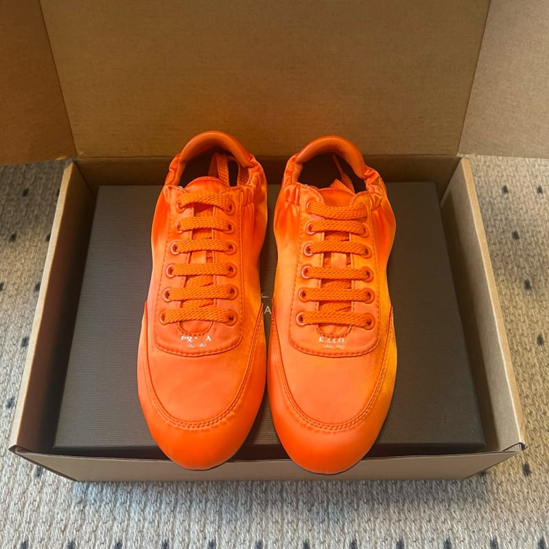 Αθλητικά παπούτσια, κλασικό ρετρό στυλ, επάνω μέρος από μεταξωτό ύφασμα, εσωτερική επένδυση από γνήσιο μαλλί προβάτου, PHYLON μεσαία σόλα, εξωτερική σόλα από καουτσούκ, κορδόνια