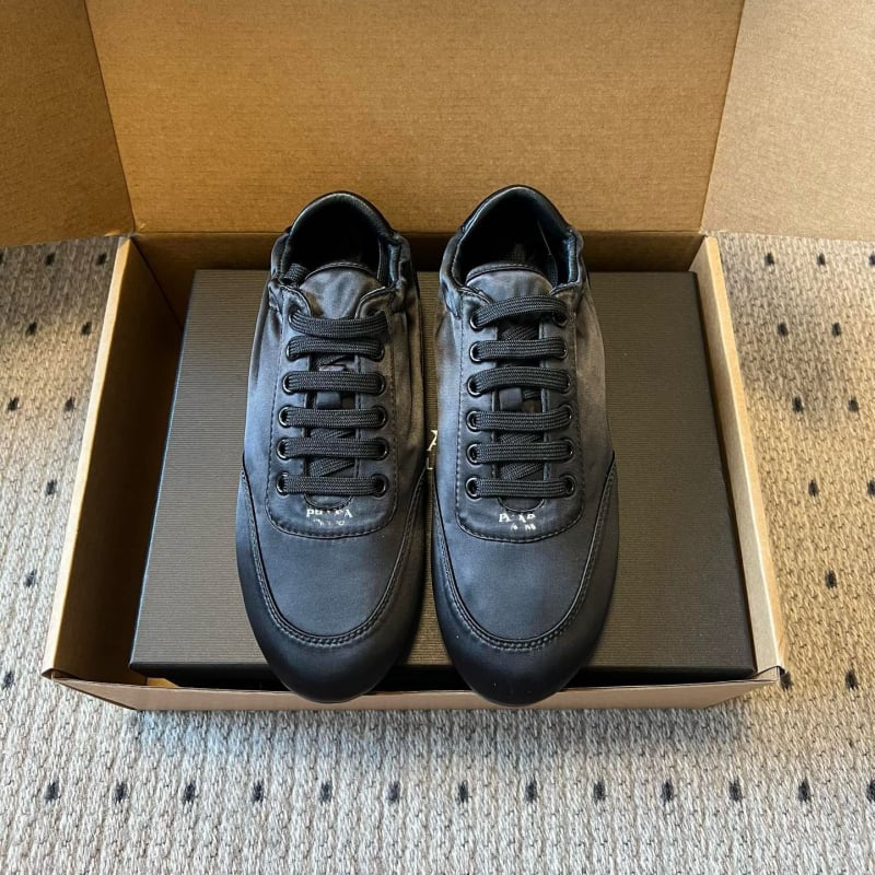 Αθλητικά παπούτσια, κλασικό ρετρό στυλ, επάνω μέρος από μεταξωτό ύφασμα, εσωτερική επένδυση από γνήσιο μαλλί προβάτου, PHYLON μεσαία σόλα, εξωτερική σόλα από καουτσούκ, κορδόνια