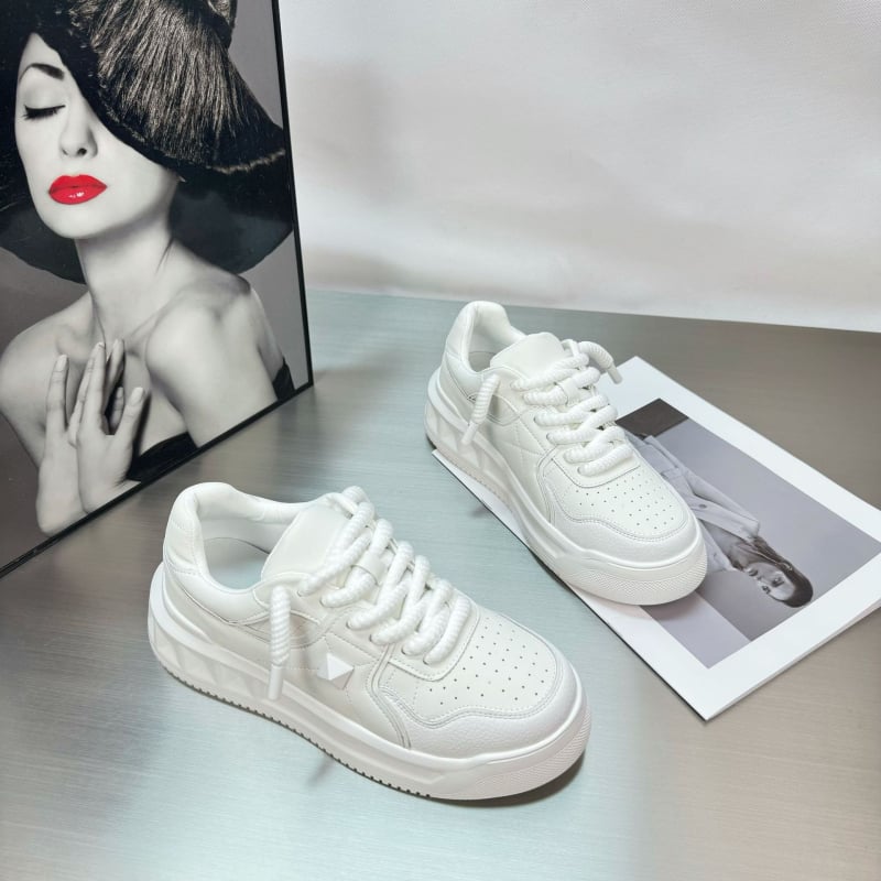 Αθλητικά παπούτσια για χαλάρωση με επάνω μέρος από microfiber δέρμα, εσωτερικό από microfiber, πάτος από αφρώδη καουτσούκ, κορδόνια, χαμηλό προφίλ