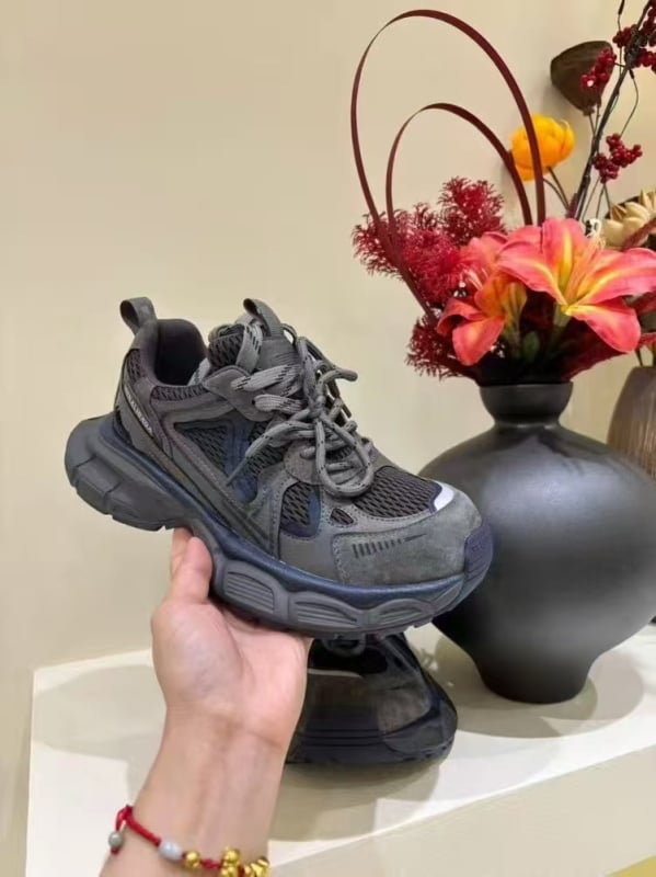 Χοντρά dad sneakers με άνω μέρος από σουέντ και PU, εξωτερική σόλα από καουτσούκ, κορδωτές, επένδυση από βαμβάκι, έτοιμα για τον χειμώνα