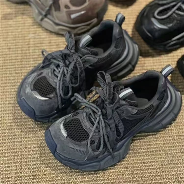 Χοντρά dad sneakers με άνω μέρος από σουέντ και PU, εξωτερική σόλα από καουτσούκ, κορδωτές, επένδυση από βαμβάκι, έτοιμα για τον χειμώνα