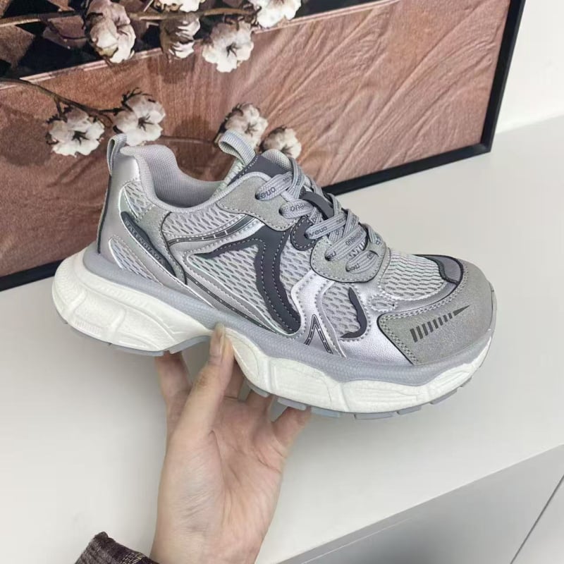 Χοντρά dad sneakers με άνω μέρος από σουέντ και PU, εξωτερική σόλα από καουτσούκ, κορδωτές, επένδυση από βαμβάκι, έτοιμα για τον χειμώνα