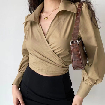 Ženska bluza s V izrezom i prekriženim trakama sprijeda, rukavi u stilu fenjera, šifon-poliester materijal, kratka duljina, gradski stil