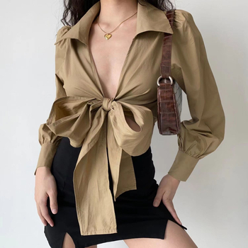 Ženska bluza s V izrezom i prekriženim trakama sprijeda, rukavi u stilu fenjera, šifon-poliester materijal, kratka duljina, gradski stil