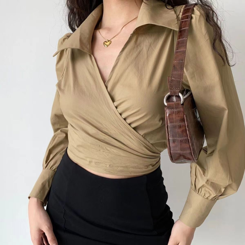 Ženska bluza s V izrezom i prekriženim trakama sprijeda, rukavi u stilu fenjera, šifon-poliester materijal, kratka duljina, gradski stil