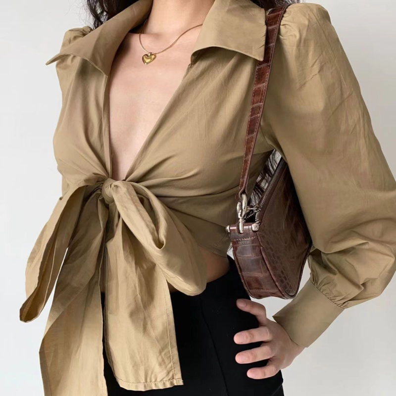 Ženska bluza s V izrezom i prekriženim trakama sprijeda, rukavi u stilu fenjera, šifon-poliester materijal, kratka duljina, gradski stil