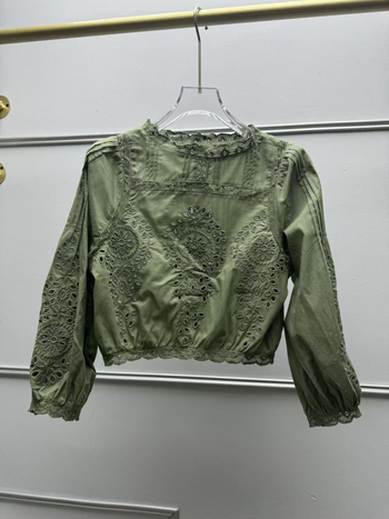Košulja od pamuka s otvorenom izvezom, okrugli izrez, francuski stil, ležeran kroj.