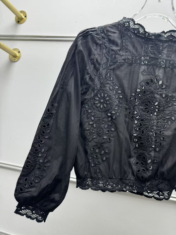 Košulja od pamuka s otvorenom izvezom, okrugli izrez, francuski stil, ležeran kroj.
