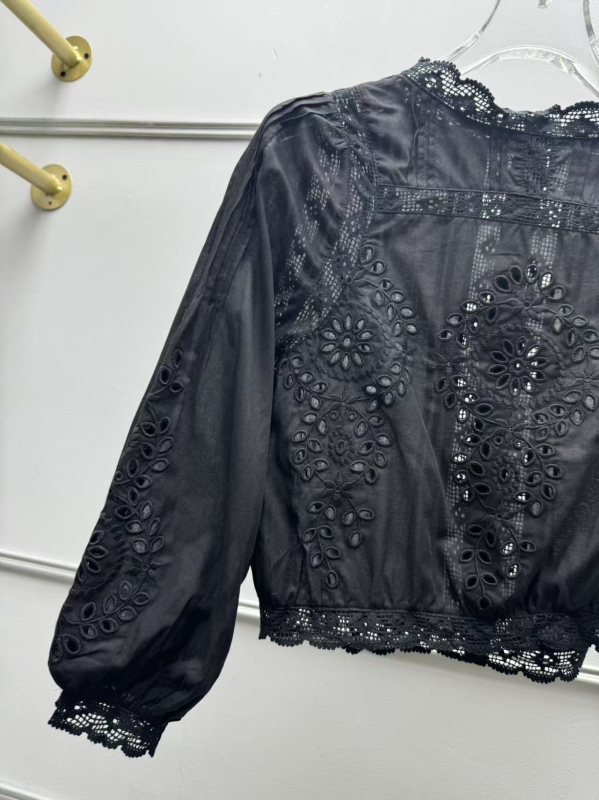 Košulja od pamuka s otvorenom izvezom, okrugli izrez, francuski stil, ležeran kroj.