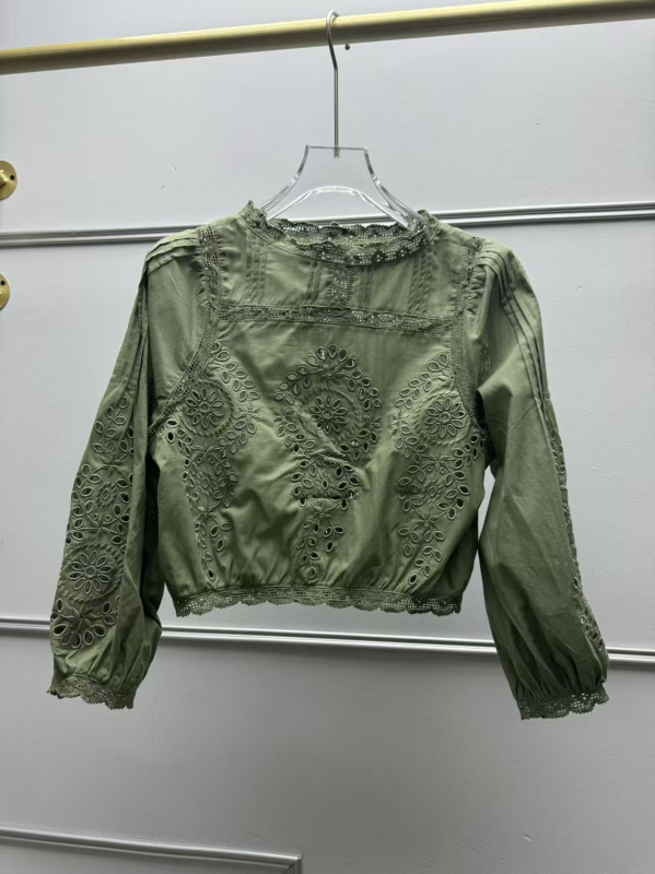 Košulja od pamuka s otvorenom izvezom, okrugli izrez, francuski stil, ležeran kroj.