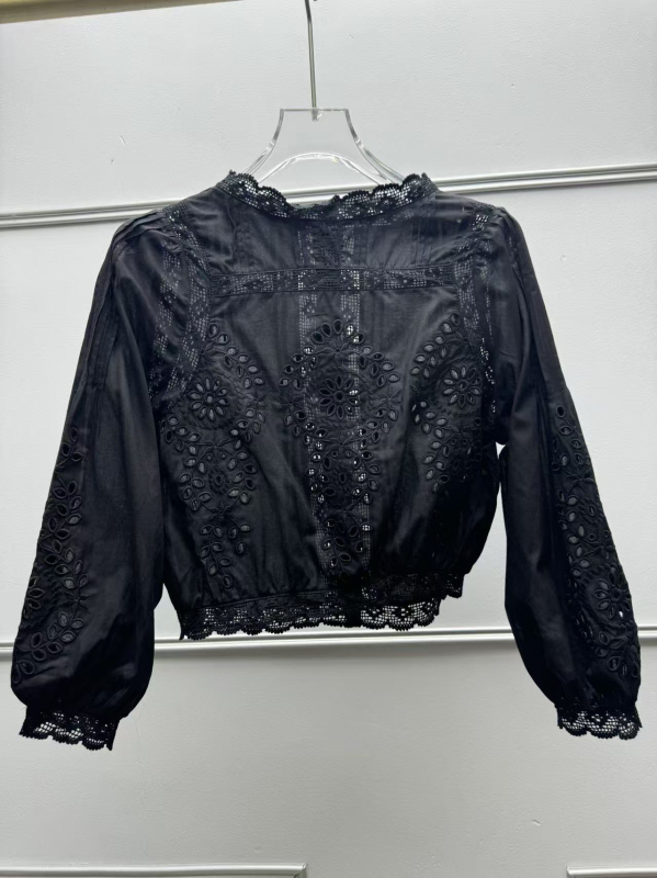Košulja od pamuka s otvorenom izvezom, okrugli izrez, francuski stil, ležeran kroj.