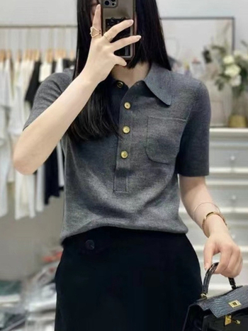 Vunena pletena polo majica s kratkim rukavima, polo ovratnik, jednoradna prednja kopčica, duljina 50–65 cm, retro stil