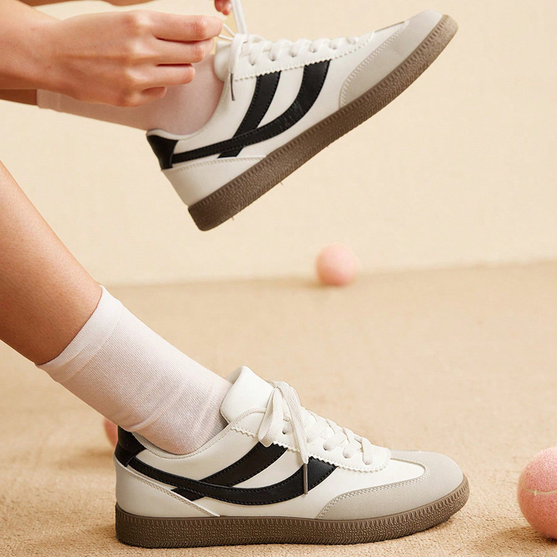 Ženske tenisice za trening – mekana potplat, vezanje, prozračnost, niski gornji dio; gornji dio: sintetika / nubuk; đon: guma; ulošak: PU; unutrašnjost: mreža