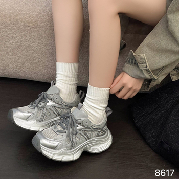 Ženske tenisice tip dad shoes s dvostrukom kožom na gornjoj strani, okrugli nos, ravna peta, dizajn za povećanje visine