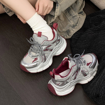 Ženske tenisice tip dad shoes s dvostrukom kožom na gornjoj strani, okrugli nos, ravna peta, dizajn za povećanje visine