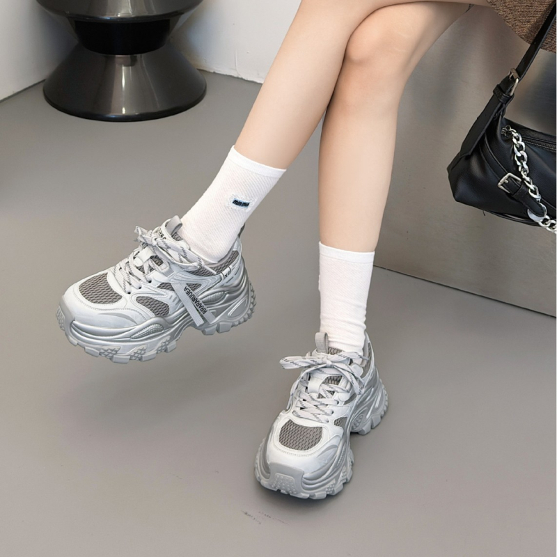 Ženske tenisice dad shoes — gornji dio od prave kože, unutarnja uložak od svinjske kože, zatvaranje šnuralima, okrugla špica, potplat od gume-pjene, uzorak color-block