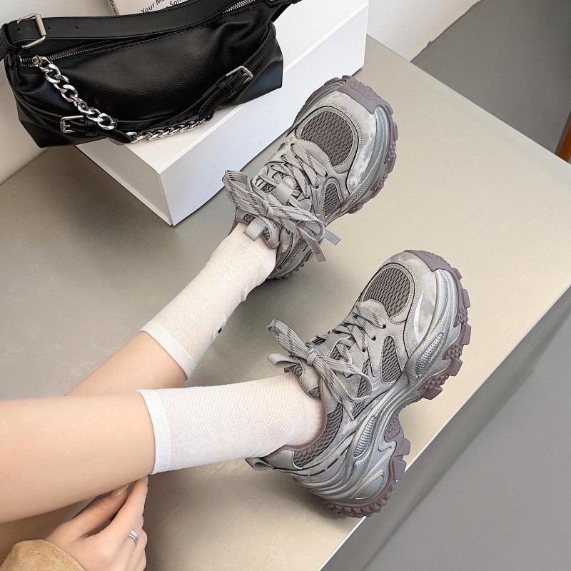 Ženske tenisice dad shoes — gornji dio od prave kože, unutarnja uložak od svinjske kože, zatvaranje šnuralima, okrugla špica, potplat od gume-pjene, uzorak color-block