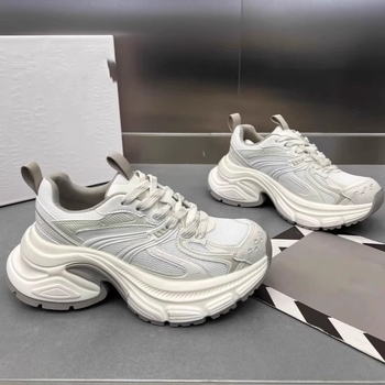 Ženske tenisice tipu dad shoes, gornji dio od kože tele i tekstila, gumeni potplat, 6–8 cm visoka peta, prednje vezanje, mrežasta podstava