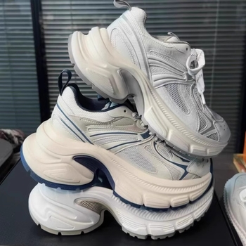 Ženske tenisice tipu dad shoes, gornji dio od kože tele i tekstila, gumeni potplat, 6–8 cm visoka peta, prednje vezanje, mrežasta podstava